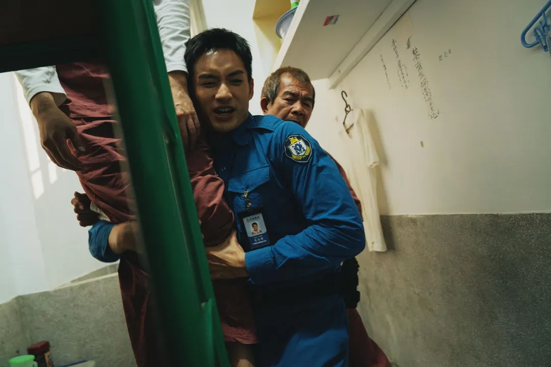 Darren邱凱偉飾演的歌手「張子旭」因事故人生失控,精神萎靡且頻頻鬧自殺。(圖/愛奇藝國際版、壹壹影業 提供)
