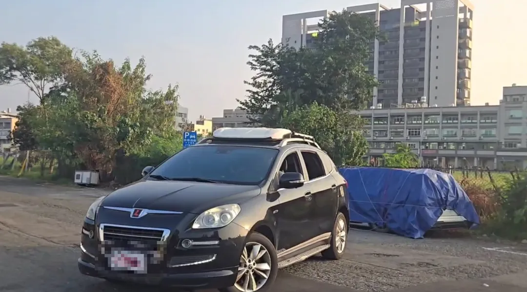 男子駕駛試乘車，載婦人遺體停在路邊。（圖／翻攝畫面）