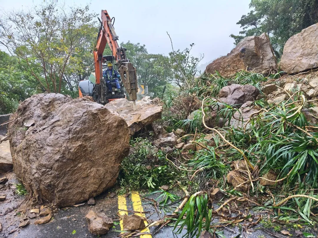 新北市雙溪區102線道發生土石崩落，目前正積極搶通中。（圖／警方提供）