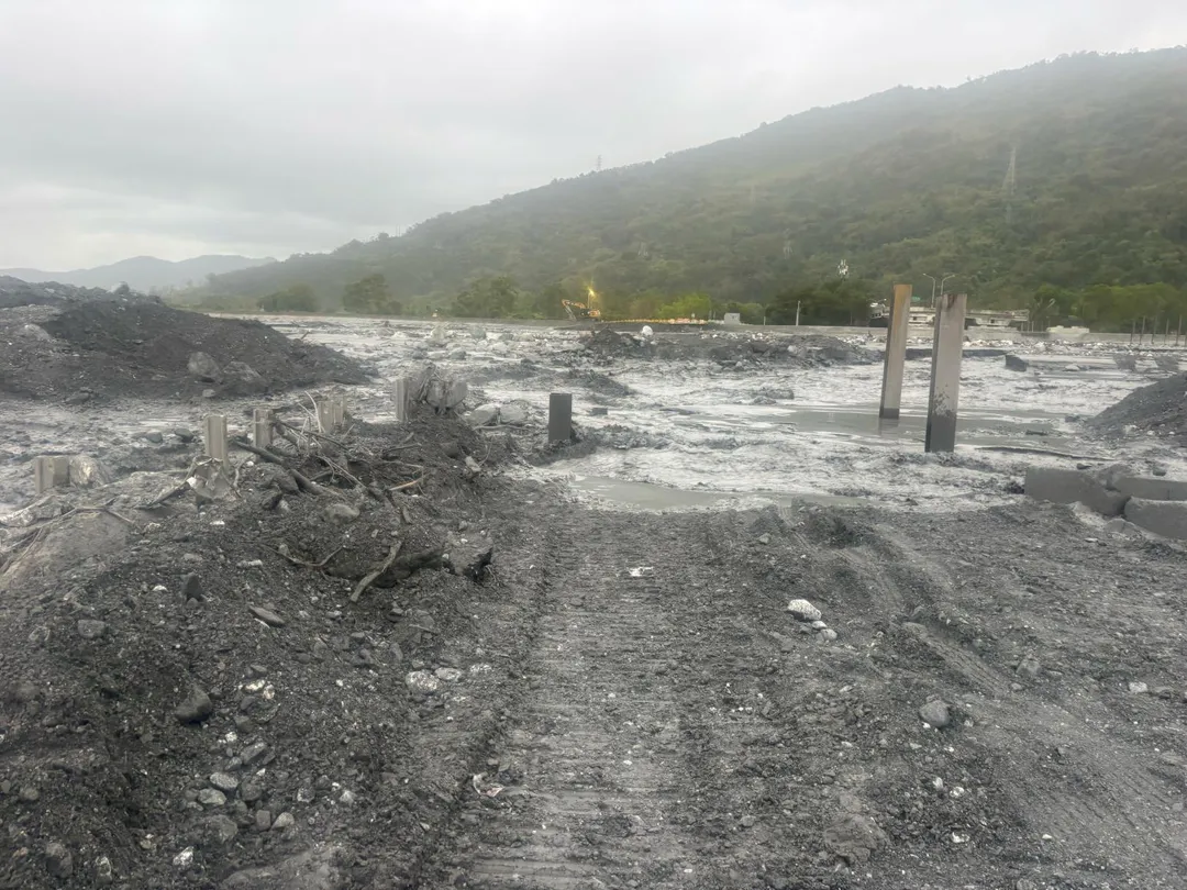 馬太鞍溪水突暴漲。(圖/公路局提供)