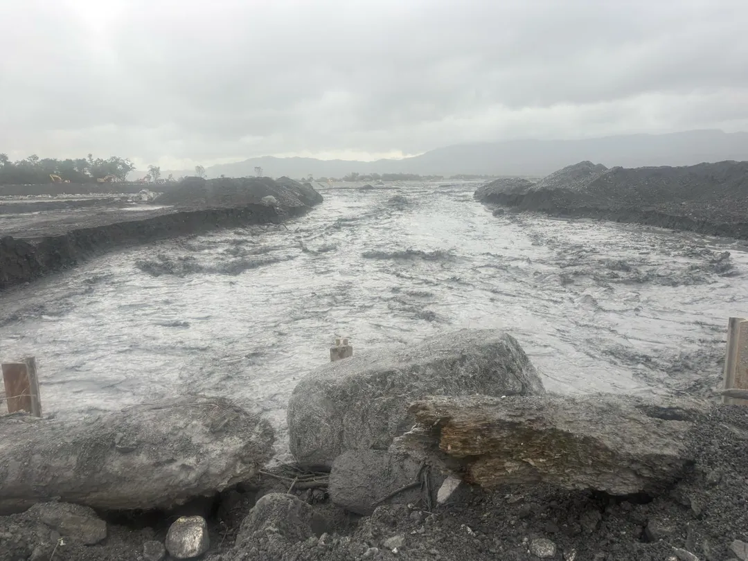馬太鞍溪水突暴漲。(圖/公路局提供)