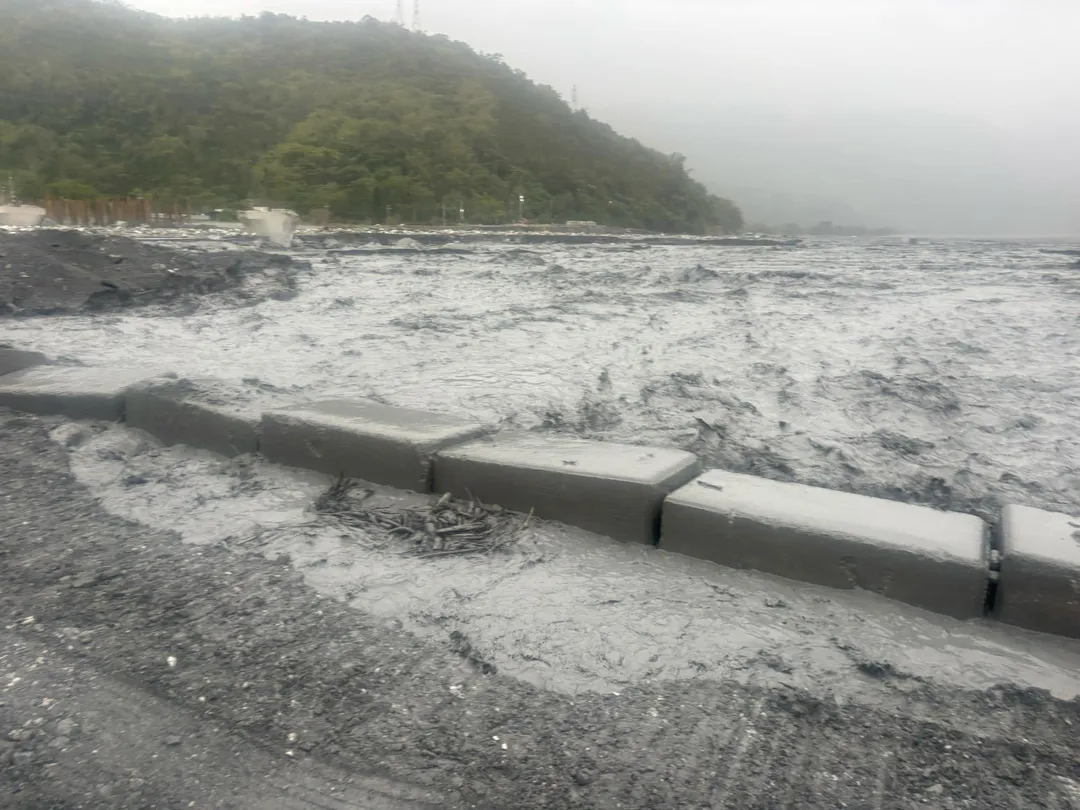 馬太鞍溪水突暴漲。(圖/公路局提供)