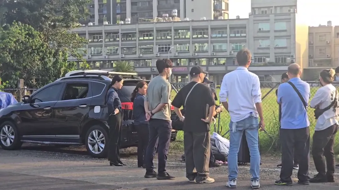 警方18日上午已把在陳男車內發現的行李箱,拿到殯儀館的相驗現場供檢察官、法醫調查。(圖/翻攝畫面)
