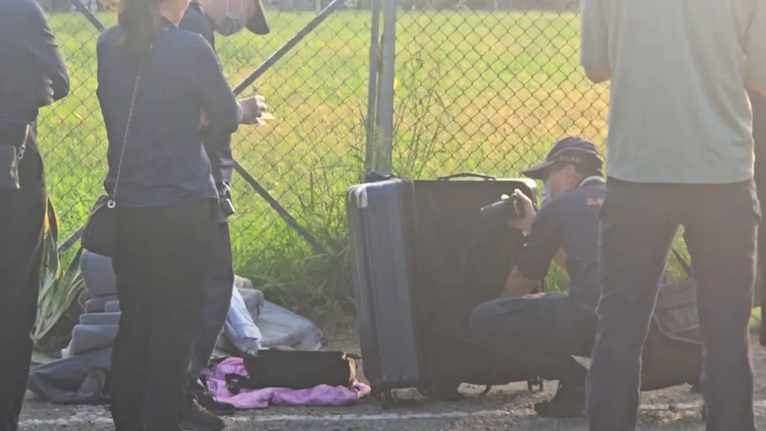 警方18日上午已把在陳男車內發現的行李箱,拿到殯儀館的相驗現場供檢察官、法醫調查。(圖/翻攝畫面)