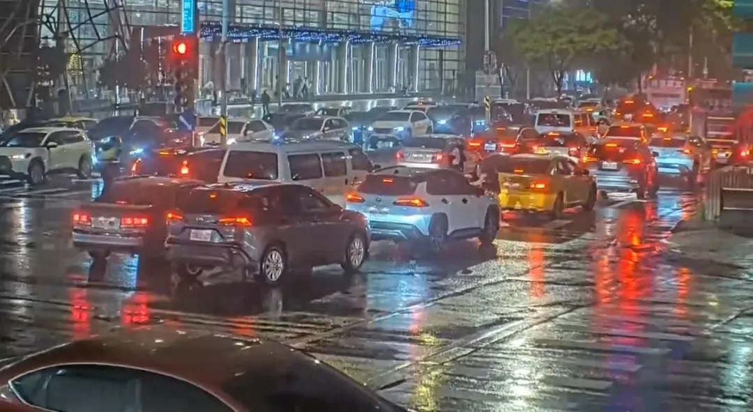 台北市南港展覽館一帶昨天晚間交通大打結。（圖／翻攝照片）