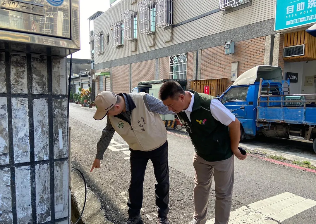 疾管署副署長林明誠今（18）日南下視察屏東縣萬丹鄉登革熱群聚疫情。（圖／疾管署）