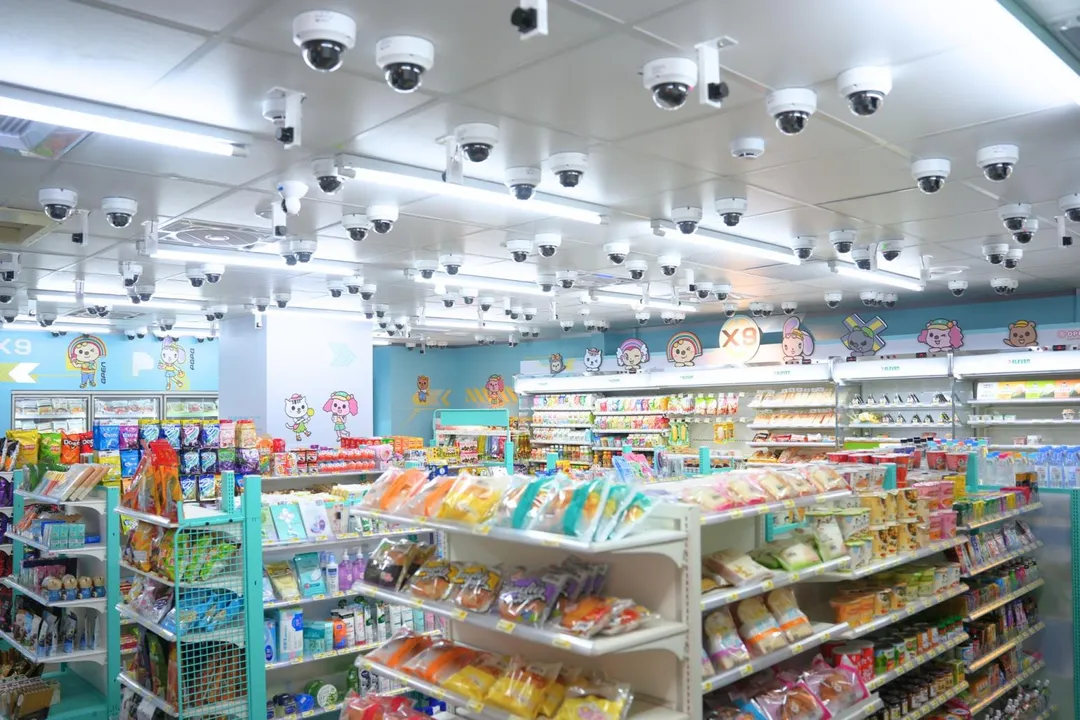 國立中央大學新開幕的無人便利商店，因店內天花板裝設至少50支監視器而引發關注。（圖／中央大學提供）