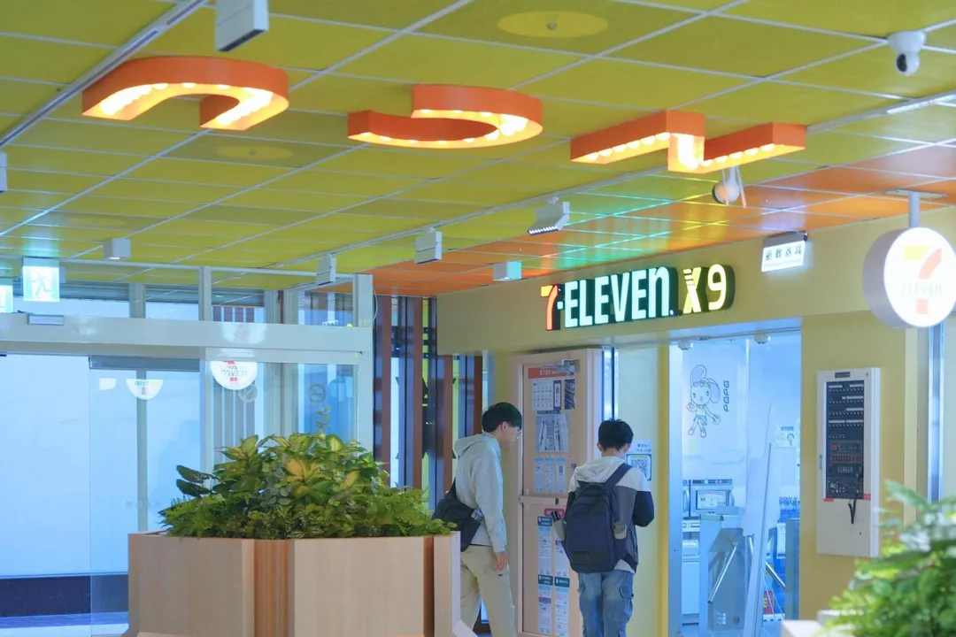 國立中央大學新開幕的無人便利商店，因店內天花板裝設至少50支監視器而引發關注。（圖／中央大學提供）