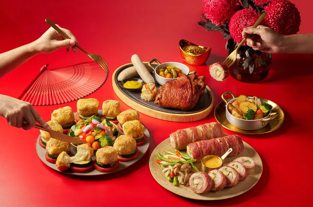 福容連鎖今年推出三款異國新春料理，「金福培根嫩雞捲」、「皇家藍帶炸豬排」及「德意金脆豬腳盤」。（圖/福容大飯店提供）