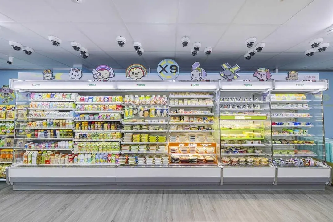 中央大學進駐「X-STORE 9」，不僅導入AI影像辨識升級版「拿了就走智慧商店解決方案」，並設置全台首座「自動化門市取貨微型倉」。（圖／7-11超商提供）