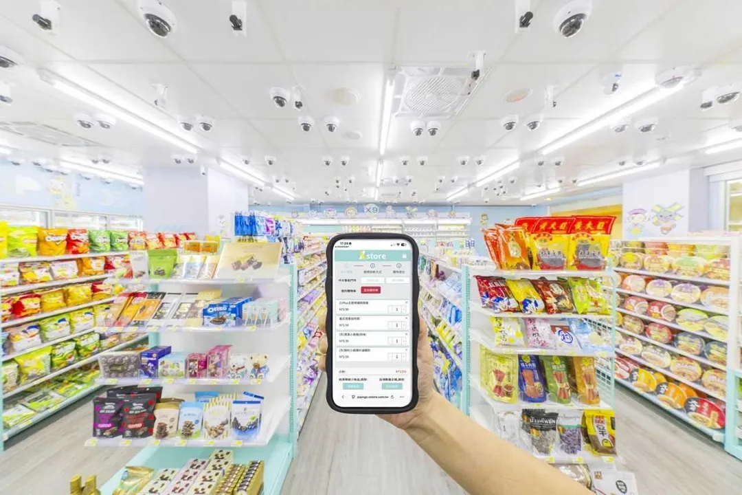 中央大學進駐「X-STORE 9」，不僅導入AI影像辨識升級版「拿了就走智慧商店解決方案」，並設置全台首座「自動化門市取貨微型倉」。（圖／7-11超商提供）