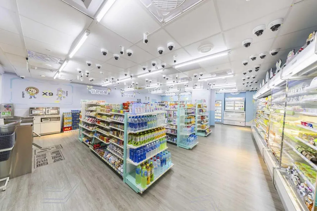 中央大學進駐「X-STORE 9」，不僅導入AI影像辨識升級版「拿了就走智慧商店解決方案」，並設置全台首座「自動化門市取貨微型倉」。（圖／7-11超商提供）