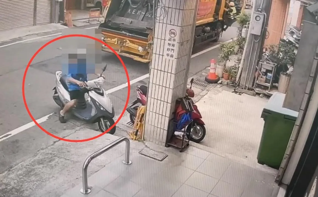 男子殺害妻子後騎機車到派出所自首。（圖／翻攝畫面）