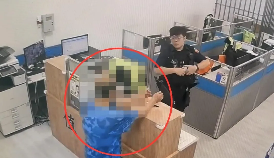 男子走進派出所伸出雙手稱殺了老婆。（圖／翻攝畫面）