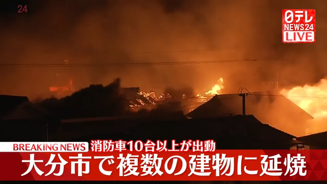 現場畫面可見有建築物燒得只剩骨架。（圖／NTV）