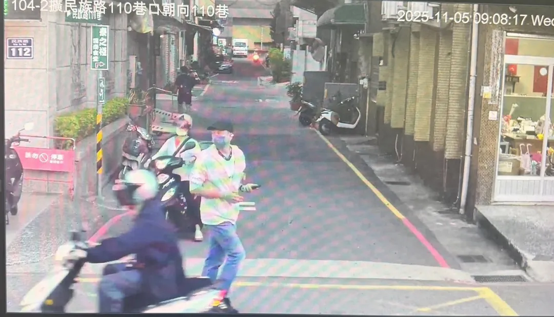 台中男子誤信女網友可代領普發一萬現金，遭騙走提款卡，馬來西亞籍車手持張男提款卡提領贓款，最終被警方逮捕。（圖／警方提供）