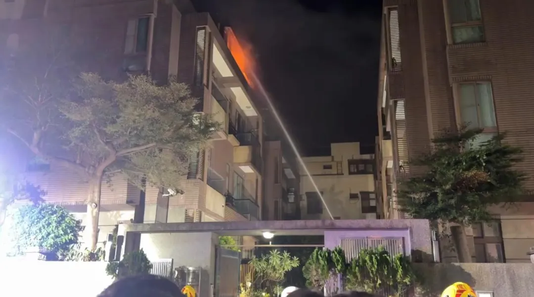 雲科大附近民宅昨日晚間發生火警,消防人員急拉水線灌救。(圖/中天新聞)