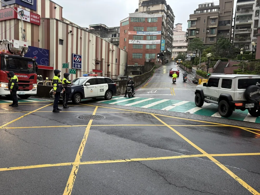 警消趕往現場灌救。（圖／翻攝畫面）