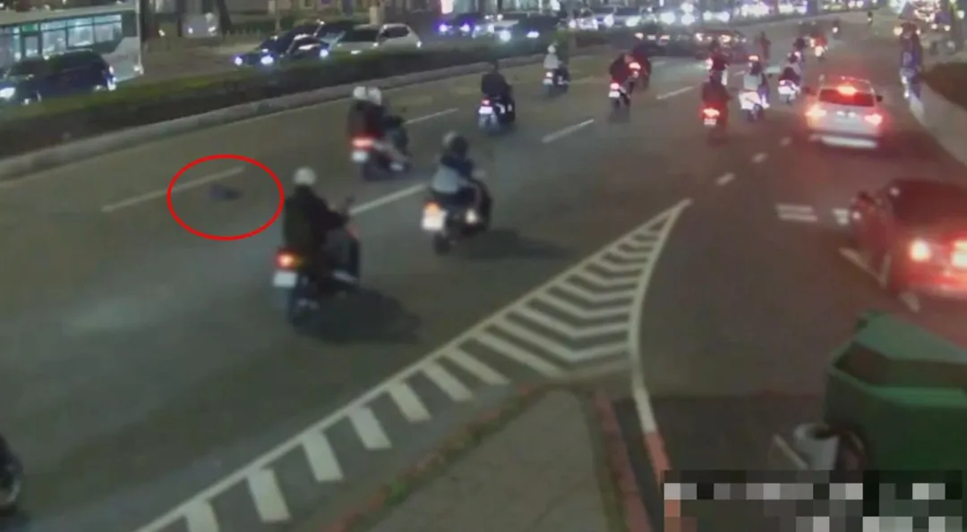 楊元慶騎機車載兒子，背包掉落車道，裡面還有價值1萬2的寶可夢卡牌。（圖／警方提供）