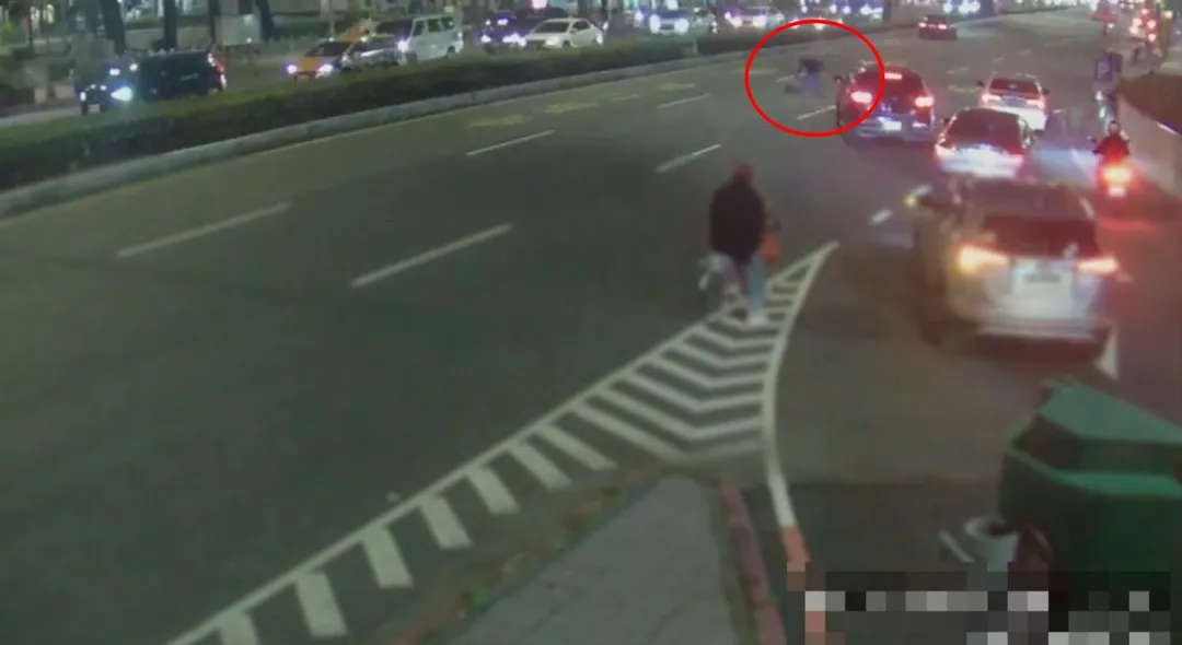 背包被一名男子撿拾，警方依侵占遺失物罪移送法辦。（圖／警方提供）