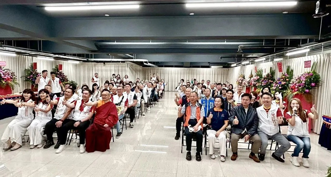 財團法人臺中市誠蓮曲佩仁波切社會福利慈善基金會16日舉行成立大會,由誠蓮曲佩仁波切親臨主持,包括多位善信大德、社會賢達及公益團體代表皆蒞臨現場。(圖/基金會提供)