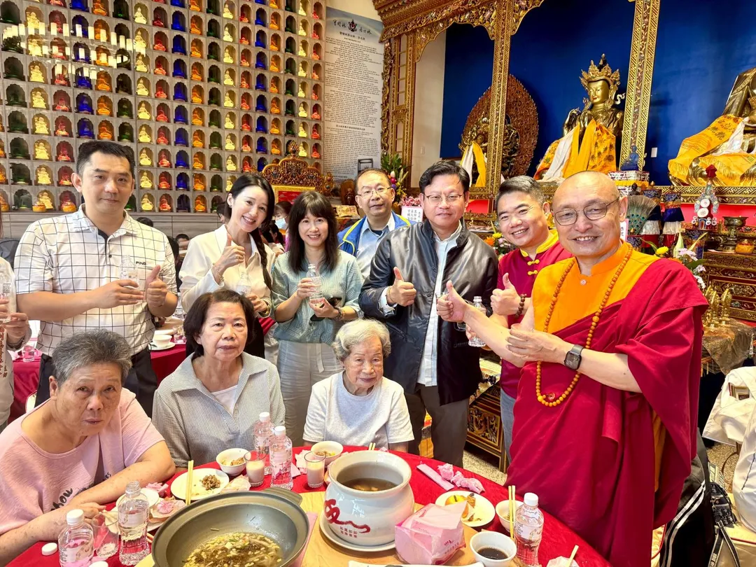 基金會推動「愛心齋食計畫」,成立大會當日也特別安排長者共餐,以實際行動落實基金會關懷社會、傳遞愛心的初衷。(圖/基金會提供)