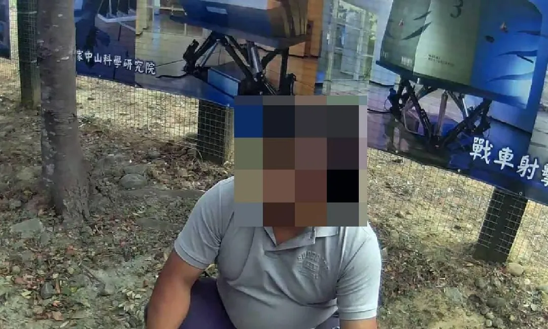 日前發現這名男子騎乘Ubike四處張望、徘徊於路邊停車格，疑似正在物色作案目標。（圖／中天新聞）