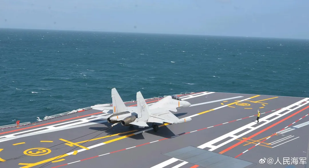 首曝光艦載機「殲-15DT」完成彈射起飛。（圖／翻攝微博「人民海軍」）