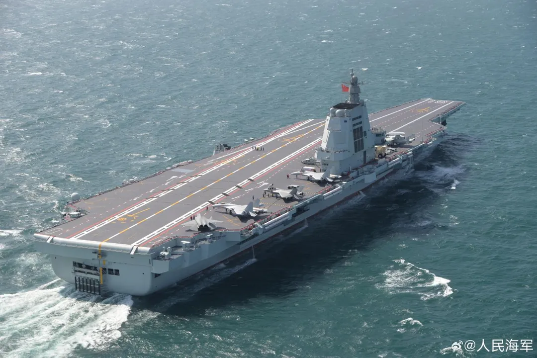 大陸航母「福建艦」入列後首次海上實兵訓練。（圖／翻攝微博「人民海軍」）