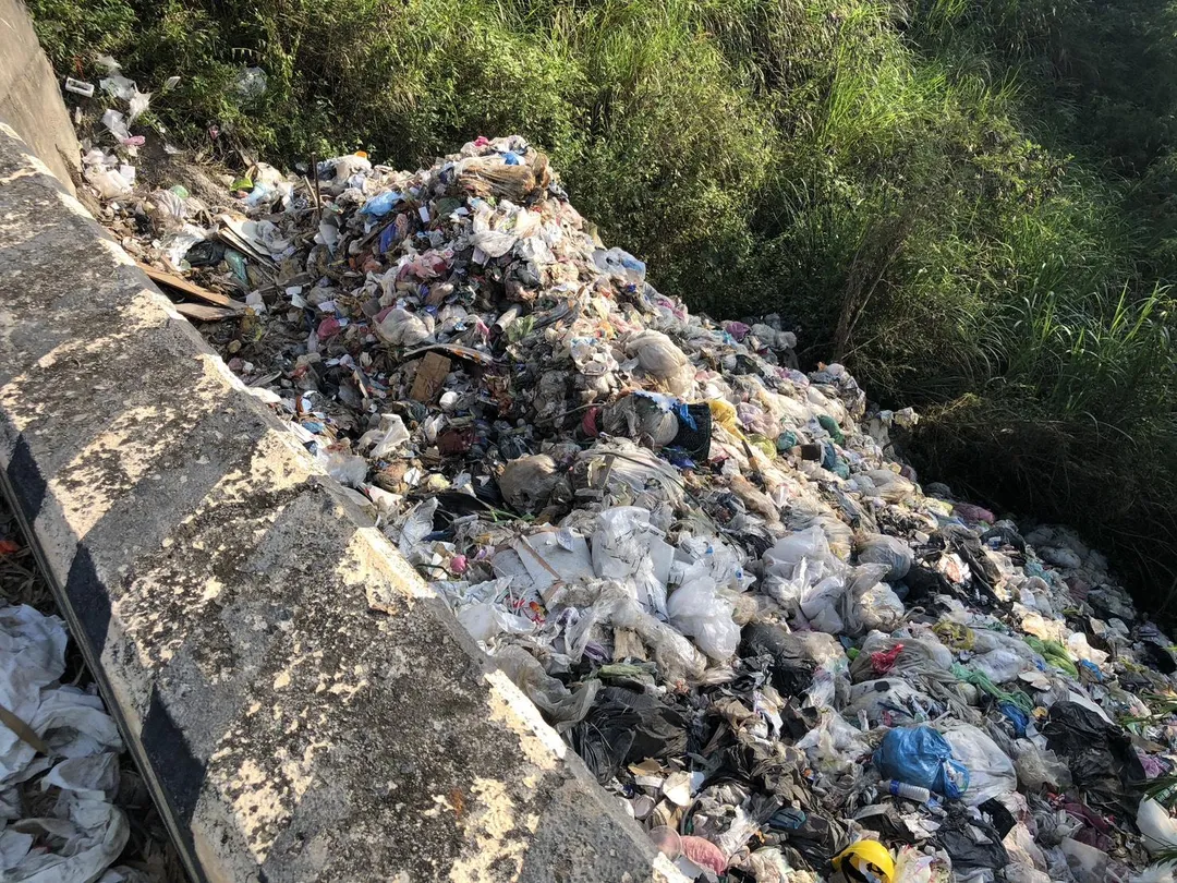 高雄月世界山坡地被大量垃圾覆蓋,慘淪為「垃圾山」。(台南市環保局提供,下同)