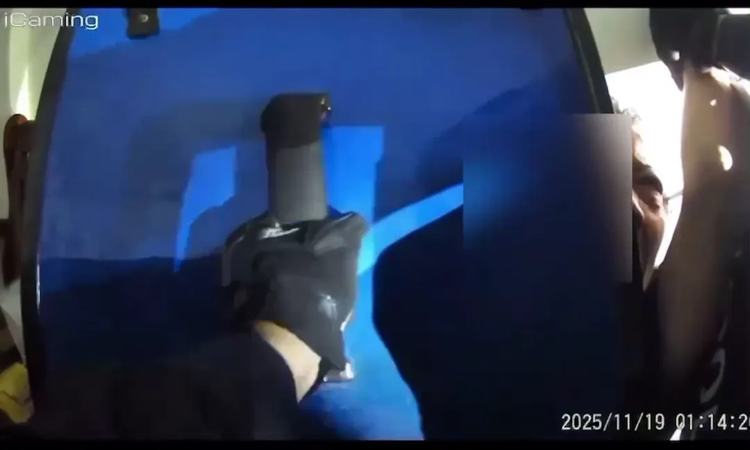 警方持盾牌及破門畫面。（圖／翻攝畫面）