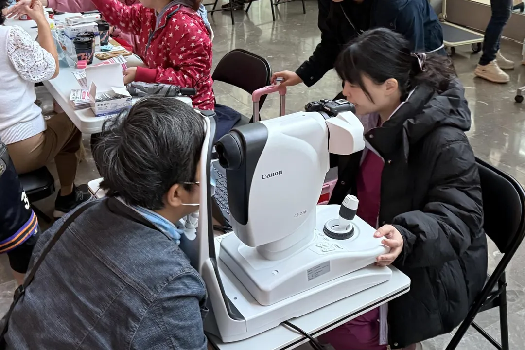 王嘉康醫師提醒，糖尿病患者應每年進行至少一次眼底鏡檢查，降低視網膜病變風險。（圖／亞東醫院）