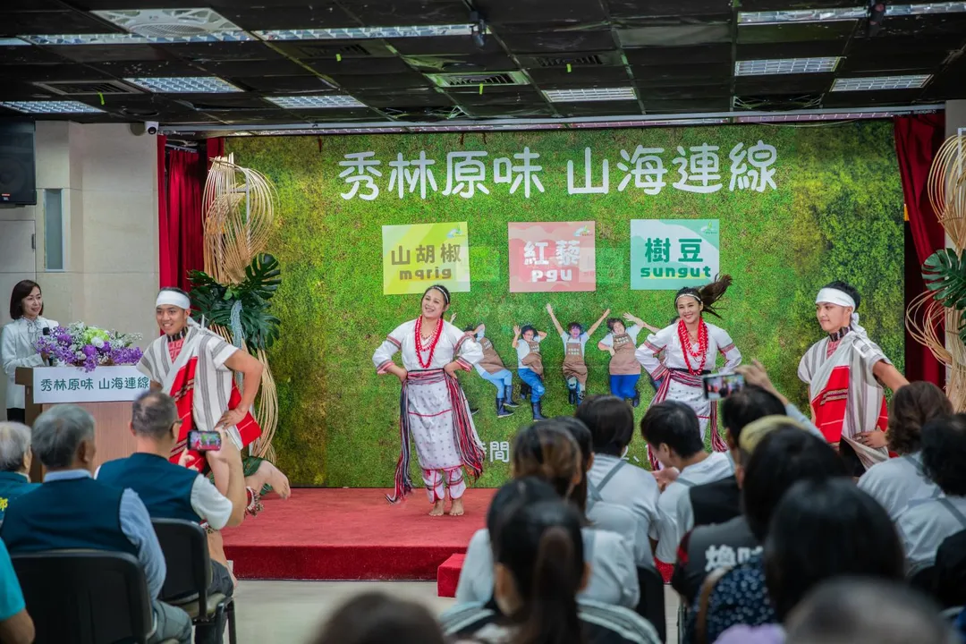 根Biyax樂舞團表演的太魯閣古謠,吸引了所有人的目光。