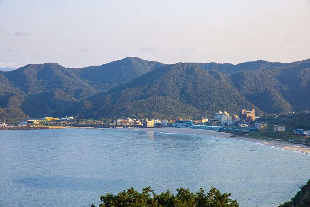 翡翠灣位於新北市萬里區,為北海岸知名的海灣景點。灣區弧形綿長,沿岸聚落與山景相映,構成海天一色的經典景觀。(圖/新北市觀旅局提供)