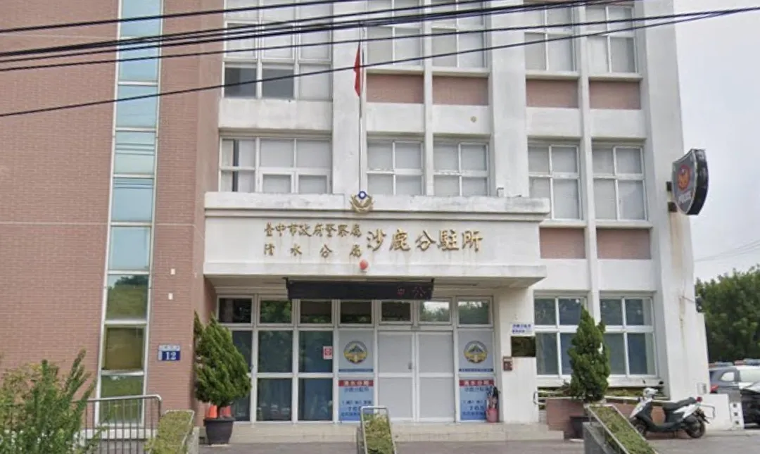 一名槍砲犯遭逮後竟自備鑰匙從警局脫逃。(圖/翻攝自Google map)