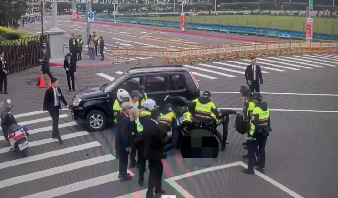 男子不顧交管開車衝撞管制哨遭警方攔下。（圖／翻攝畫面）