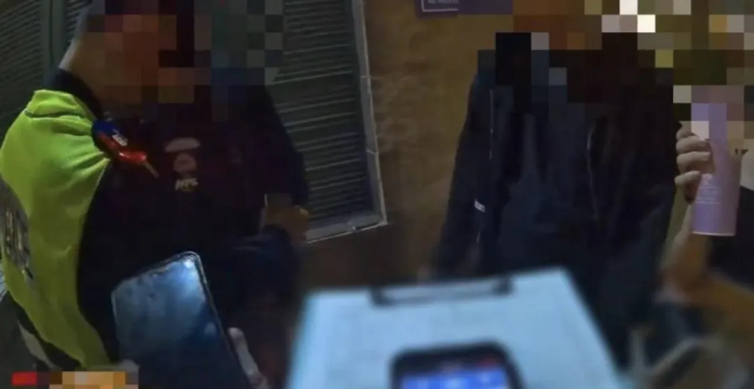 男子在新北耶誕城禁菸區吸菸警方盤查搜出毒咖啡包。（圖／翻攝畫面）