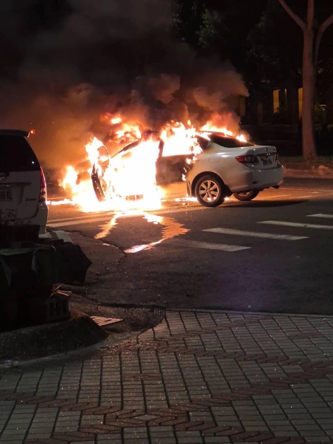 火燒車現場。（圖／中天新聞）