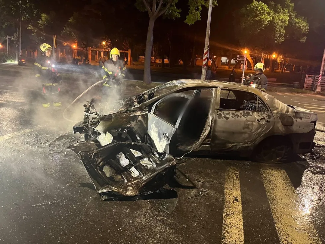 整輛車已經燒到全毀。（圖／中天新聞）
