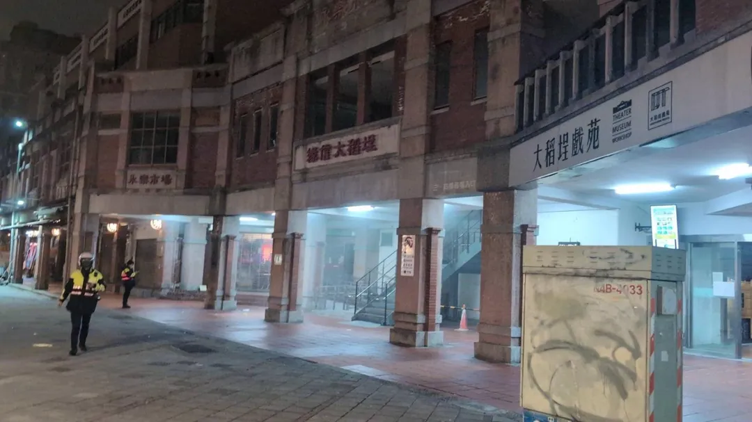 北市迪化街永樂市場晚間發生火警。（圖／翻攝畫面）