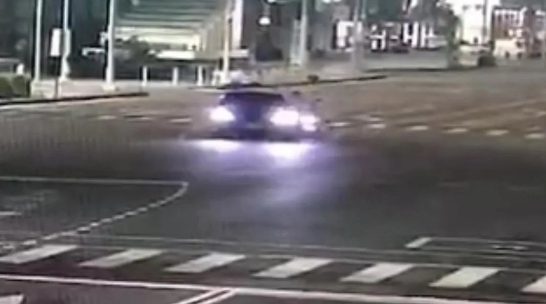 李姓機車騎士蛇行又逆向撞上警車，還肇事逃逸，員警當街展開追捕。（圖／警方提供）