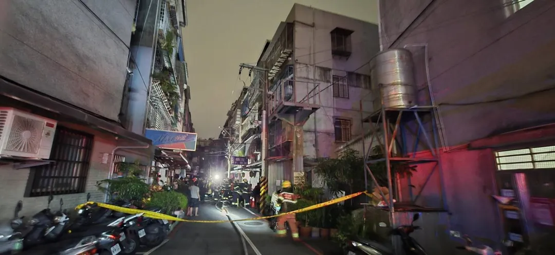 新北市蘆洲凌晨近2時許發生公寓火警，所幸未造成人員傷亡。（圖／新北市消防局提供）
