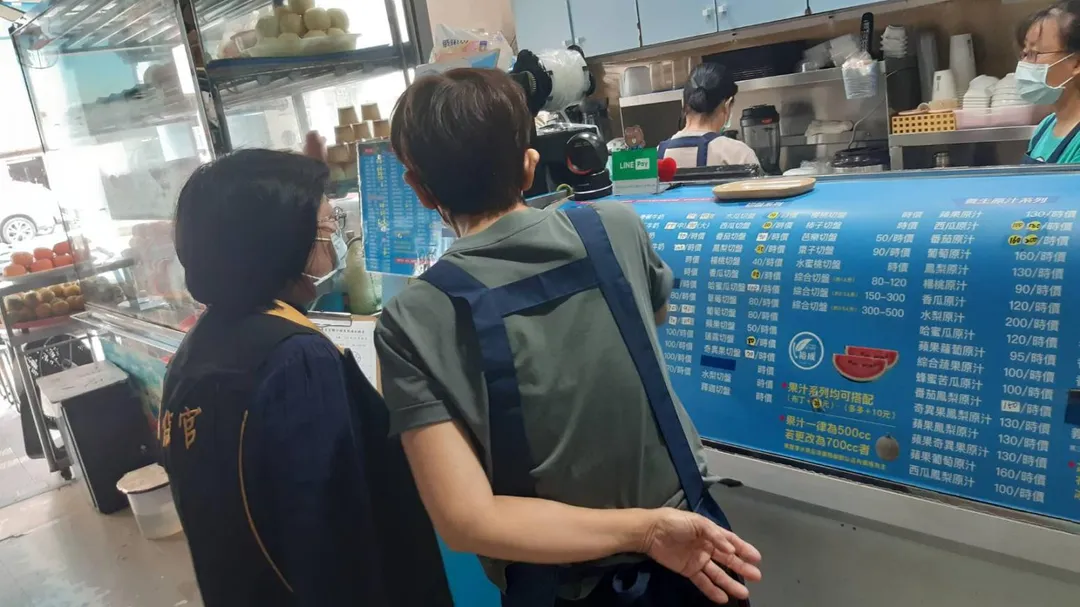 消保官前往店家稽查。（圖／台南市政府提供）
