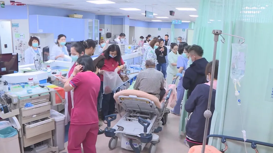 急診醫師平均執業滿十五年後，約一半會選擇離開醫院，核心原因是「急診壅塞」問題。（圖／中天新聞）