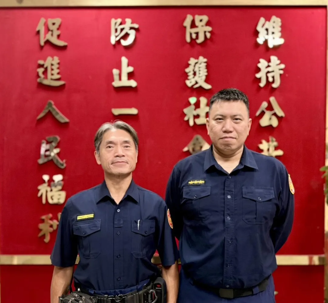 信義分局吳興街派出所副所長黃建生與警員葉偉成兩人，成功阻止楊姓婦人匯款給詐騙集團，守住116萬元積蓄。（圖／警方提供）