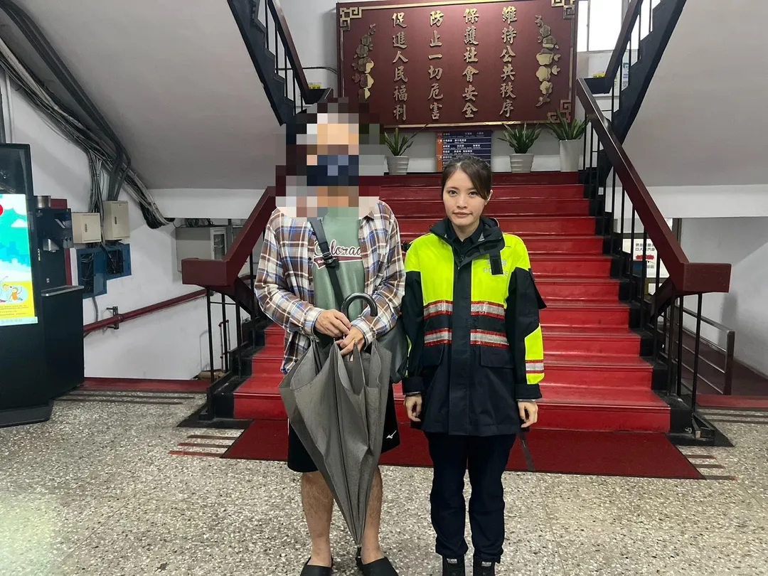 一位民眾遺失雨傘報警，在王姓女警的協助下，半小時內就尋回。（圖／警方提供）
