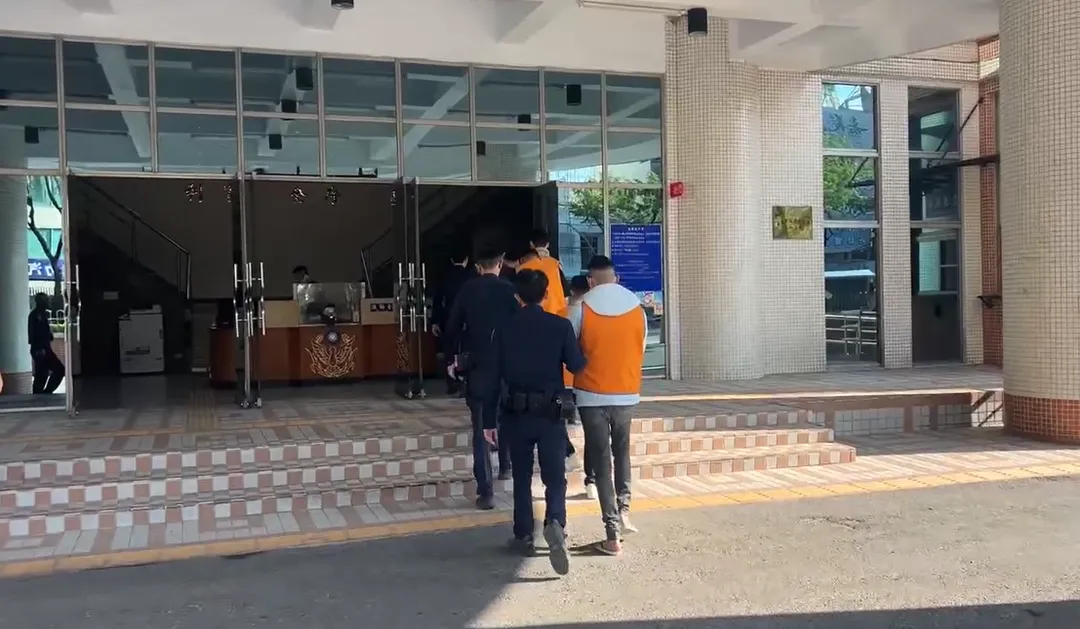 警方逮捕滋事者們。（圖／翻攝畫面）