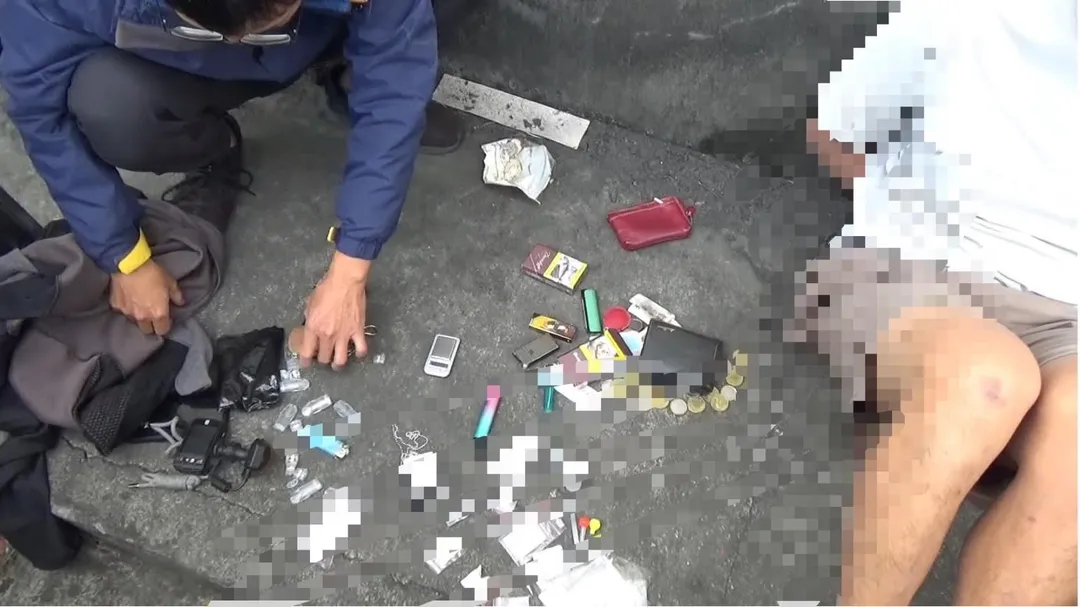 警方逮捕肇事逃逸的陳姓駕駛，他犯案後不只棄車找友人，警方也在車內發現毒品。（圖／警方提供）