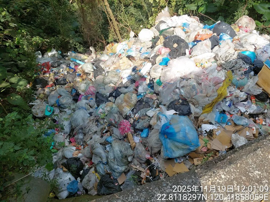 田寮區高41線道遭惡意棄置垃圾。(圖/翻攝畫面)
