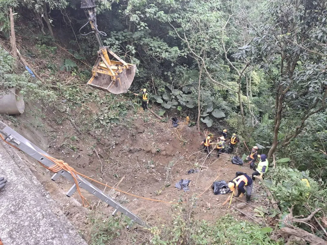 環保局目前已完成坡面大部分垃圾清除。(圖/翻攝畫面,下同)